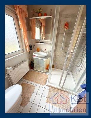 Modernes Bad mit Dusche