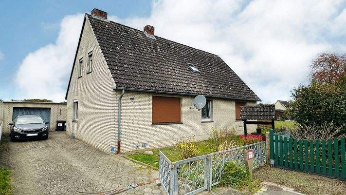 Auffahrt und Frontansicht