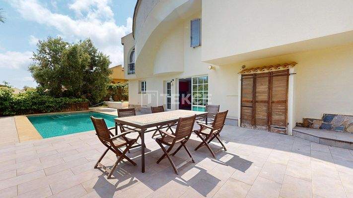 5 Bedroom Villa with Jacuzzi and Garden in Orihuela Costa