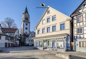 Das schmucke Vorderhaus ziert den historischen Ortskern. 