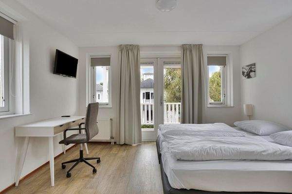 Schlafzimmer Villa Cape Helius Arbeitsplatz Balkon Zugang Yachthafen Hellevoetsluis01