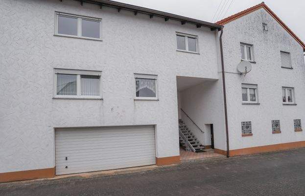 Hausansicht mit 2x Doppelgaragen und großer Terrasse