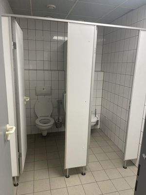 Saubere Toilettenkabinen