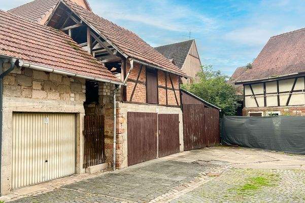 Hofansicht-/Scheune mit Garagen