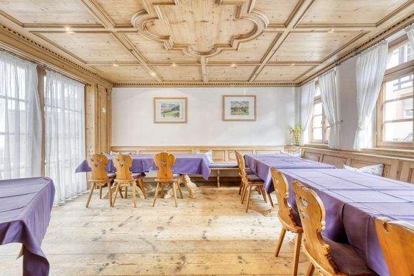 Gastraum mit Zugang zum Biergarten