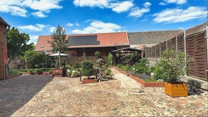 Foto-Innenhof mit Grünanlagen