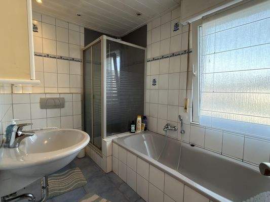 Badezimmer mit Dusche und Badewanne