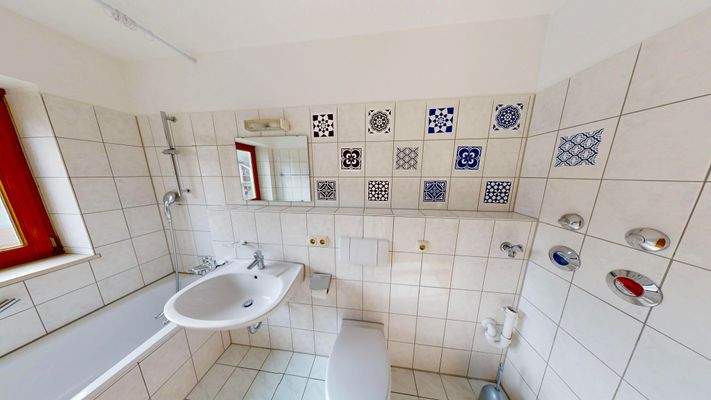 Badezimmer mit Badewanne