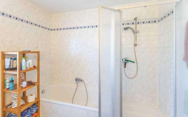 Bad mit Dusche und Badewanne