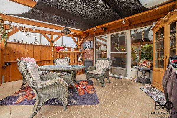 Überdachte Terrasse mit Sitzbereich