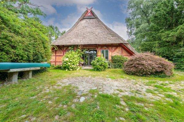 Tangstedt-Denkmalgeschütztes-Reetdachhaus-mit Baugrundstück-5