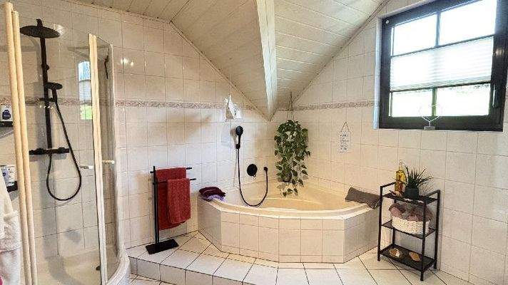 Das Badezimmer im DG