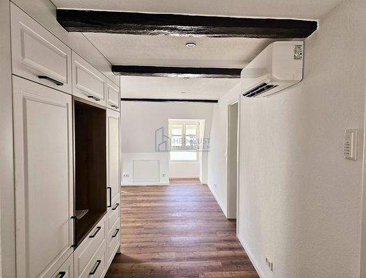 Flur mit eingebauter Garderobe