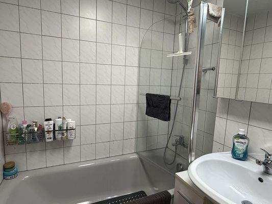 ... mit Wanne und Spritzschutz-Glas