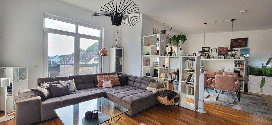 HELLE GERÄUMIGE WOHNUNG MIT PENTHOUSE-FEELING 