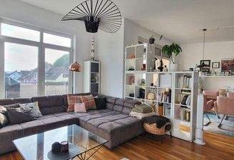 HELLE GERÄUMIGE WOHNUNG MIT PENTHOUSE-FEELING 