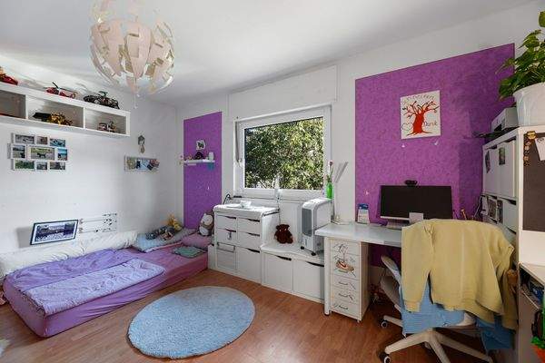 Praktisches, separat gelegenes Zimmer mit eigenem Duschbad