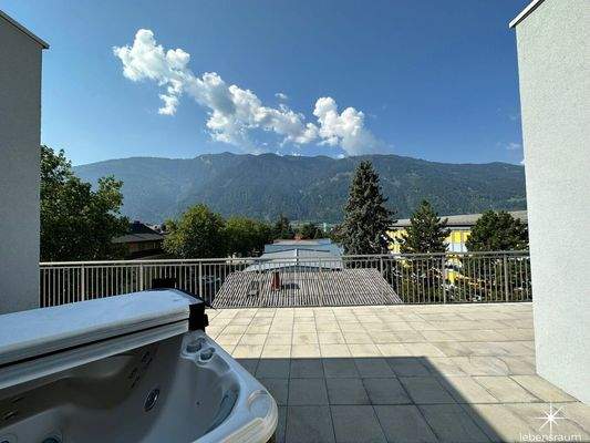 Terrasse mit Whirlpool.