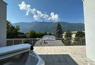 Terrasse mit Whirlpool.