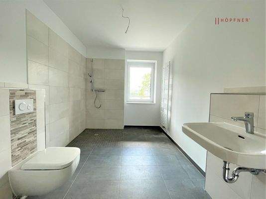 Duschbad. Aus Diskretion zeigen wir keine aktuellen Bilder, die gezeigten Bilder stammen aus der Fertigstellung vor Erstbezug