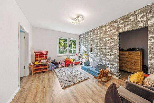 Zimmer mit Ankleide im EG