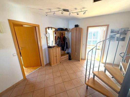 1116 I - Flur - Wendeltreppe zum Studio