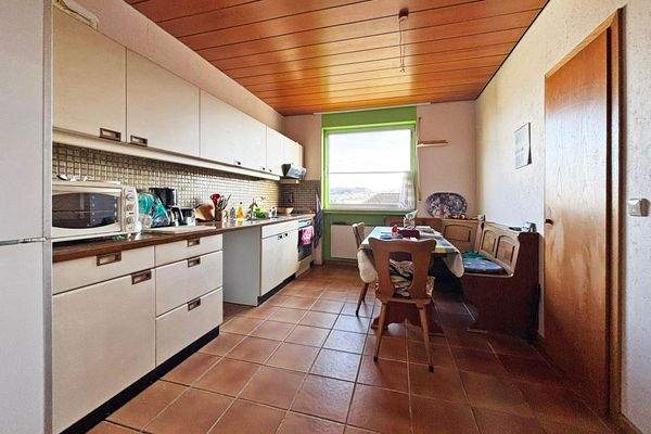 Küche mit Essbereich und Abstellkammer