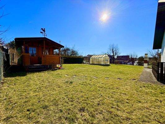 Garten mit Gartenhütte