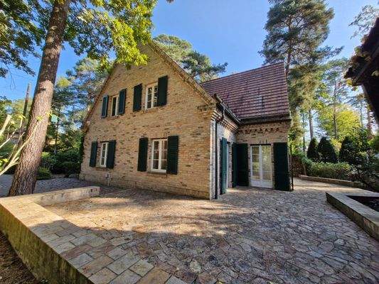 wunderschöner Steinboden vor dem Haus