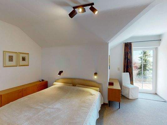 Schlafzimmer mit Zugang zum Balkon.