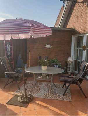 Attraktive Terrasse mit Platz für Sitzgelegenheiten – perfekt für entspannte Stunden im Freien