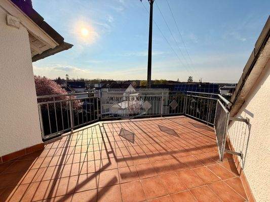 Großer sonniger Balkon