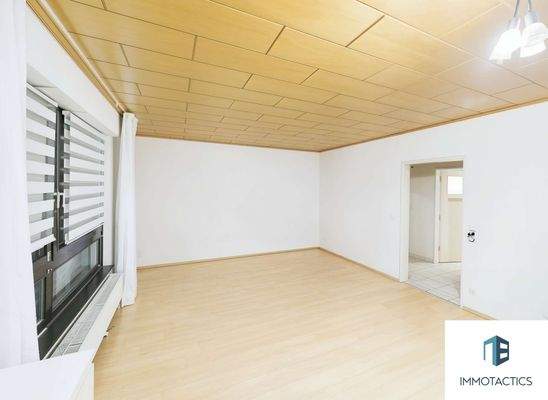 Wohnzimmer (KI geräumt)