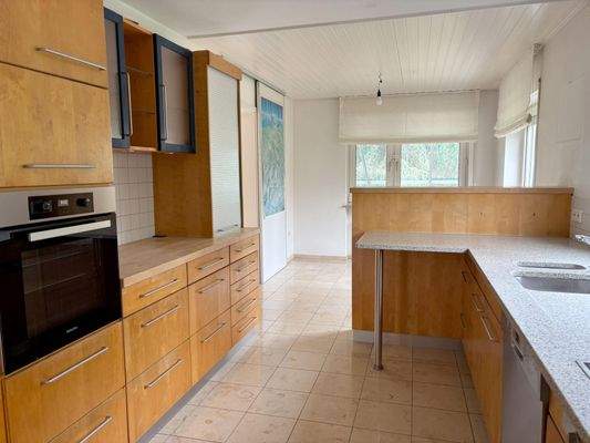 Küche mit Einbauküche ...