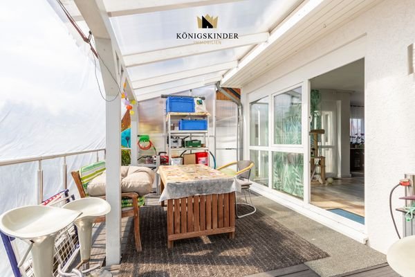 Terrasse mit Blick ins Wohnzimmer