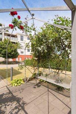 Außenanlage mit gemütlichem Sitzbereich 