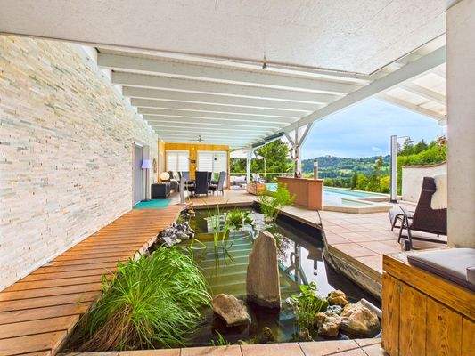Terrasse mit Fischteich