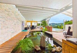 Terrasse mit Fischteich