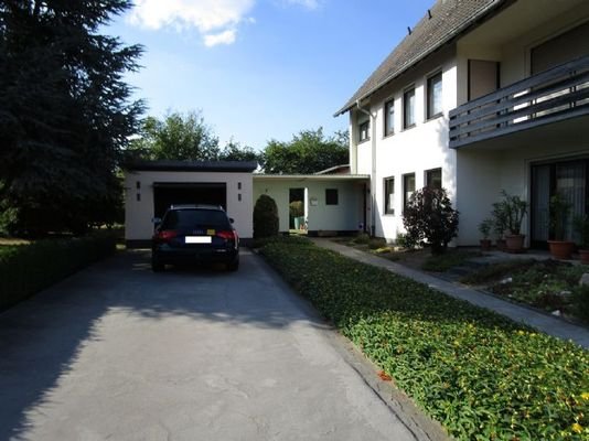 Erste Garage mit weiterem Kfz-Stellplatz