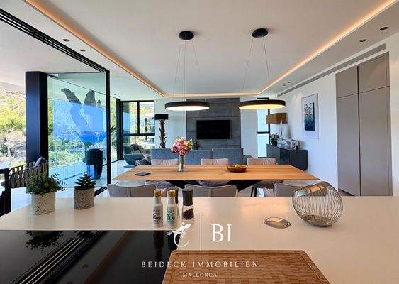 Küche mit Blick in den Wohn-/Essbereich