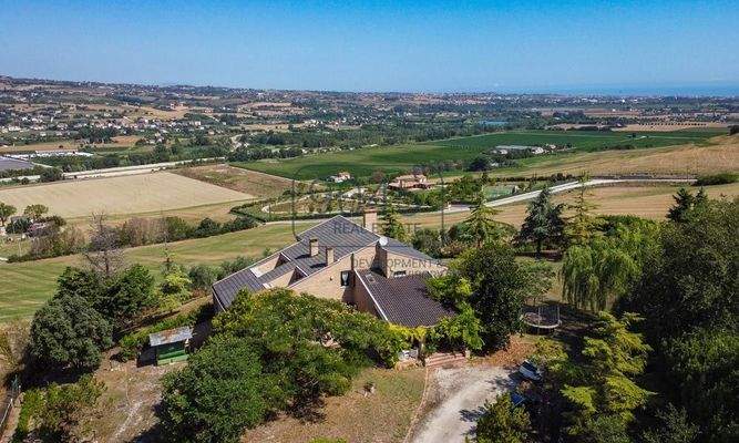 Elegante Villa mit Meerblick in der bezaubernden Hügellandschaft der Marken