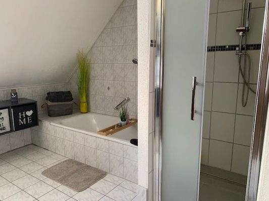 Bad mit Wanne + Dusche + Fenster