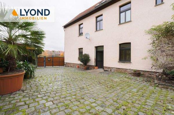 Hausansicht mit Innenhof