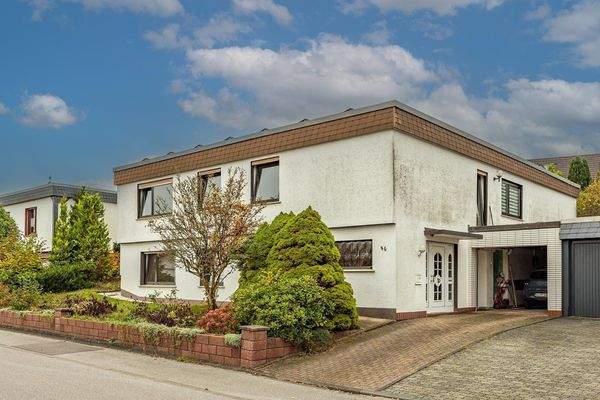 Außenansicht mit Garage,, Straßenseite