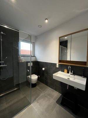 Badezimmer mit Dusche u. Fenster