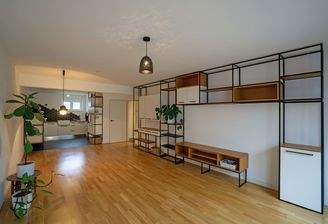 Wohnzimmer mit offener Küche