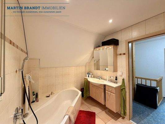 Tageslichtbad mit Wanne und Dusche