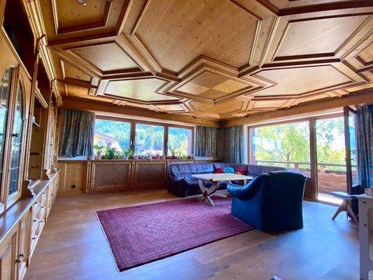 Großes Wohnzimmer in der großen Wohnung