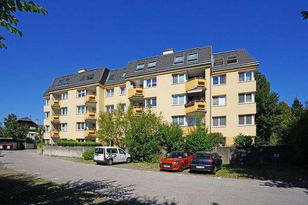 Hausansicht südostseitig mit Parkplatz