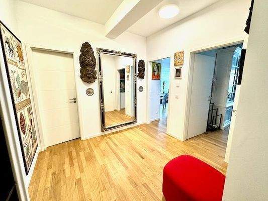 Heller Flur mit Deko